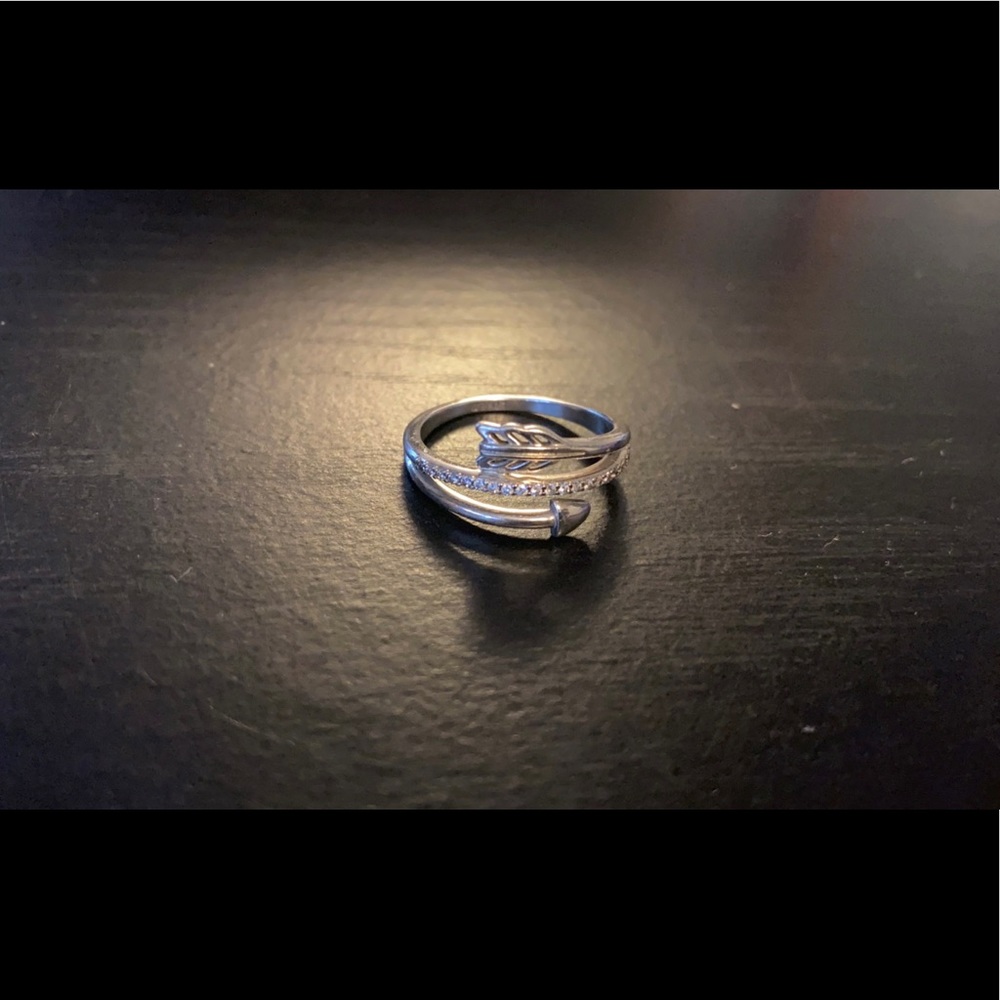 Pandora sparkling arrow ring SIZE 58 (8.5)